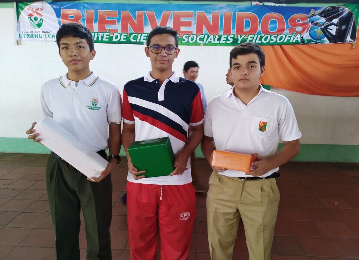 Los ganadores, Santiago Herrera Baracaldo, primer lugar del colegio Cooperativo Utrahuilca; Sergio Andrés Marín Patiño, segundo lugar colegio Rafael Pombo y Juan Pablo Ávila Andrade, tercer lugar del colegio Aspaen Gimnasio La Fragua.